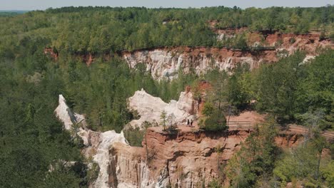 Drohnenaufnahmen-Von-Menschen,-Die-Durch-Den-Providence-Canyon-State-Park-In-Georgia-Wandern