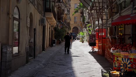Un-Hombre-Caminando-Por-La-Calle-De-Palermo-Italia