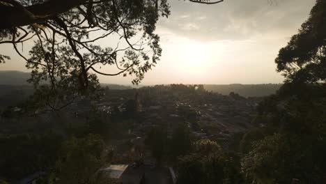 Baumsilhouette-Bei-Bewölktem-Sonnenuntergang-In-Der-Waldlandschaft-Des-Salento,-Quindio,-Kolumbien