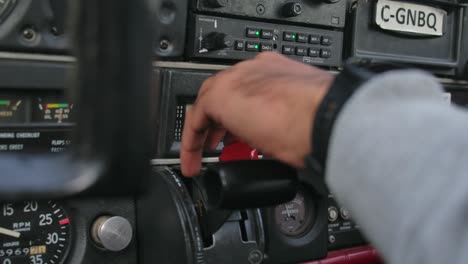 La-Mano-Del-Piloto-Apaga-El-Avión-De-Pistón-Pequeño-Del-Motor-Con-Palanca-De-Mezcla.