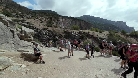 Eine-Gruppe-Von-Touristen-Genießt-An-Einem-Sonnigen-Tag-Die-Aussicht-Vom-Gipfel-Des-Caminito-Del-Rey