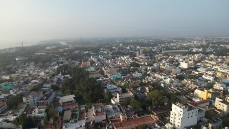 Luftaufnahme-Einer-Drohne-Von-Pondicherrys-Sonnenaufgangsgebäuden-In-Der-Skyline