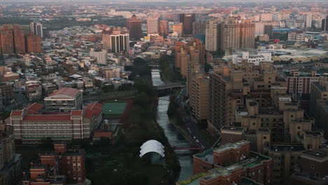 Vista-Aérea-De-La-Escuela-Primaria-Nan-Mei-Y-Del-Parque-A-Lo-Largo-Del-Río-En-El-Distrito-De-Guishan,-Ciudad-De-Taoyuan,-Taiwán