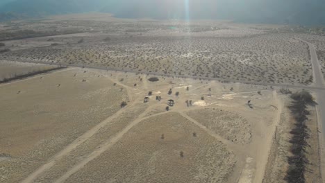 Toma-Aérea-Que-Comienza-Muy-Lejos-Y-Luego-Se-Acerca-A-Un-Grupo-De-Estatuas-En-Forma-De-Elefantes-En-Medio-Del-Desierto.