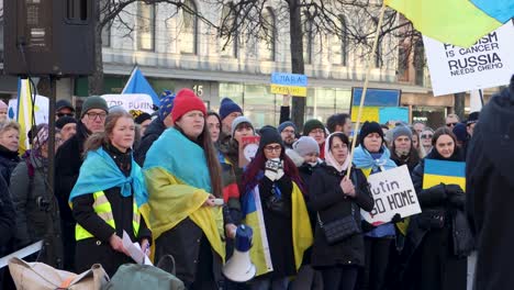 Mujeres-Con-Megáfono-Y-Banderas-Ucranianas-Cantan-En-Una-Manifestación-Contra-La-Guerra