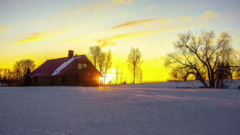 Verschneite-Landschaft-Und-Zuhause-Bei-Strahlendem-Sonnenaufgang,-Zeitraffer-Ansicht