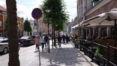 Calles-De-Bergen-Noruega-En-Un-Día-Soleado-De-Verano,-Gente-En-La-Acera,-Tiendas-Y-Restaurantes,-Cámara-Lenta