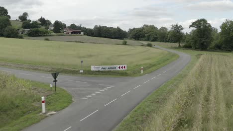 Verkehrsschilder-Richtung-Circuit-Pau-Arnos,-Frankreich