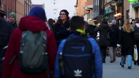 Cámara-Lenta-De-Gente-Caminando-Por-Una-Calle-Peatonal-En-Estocolmo,-Suecia.