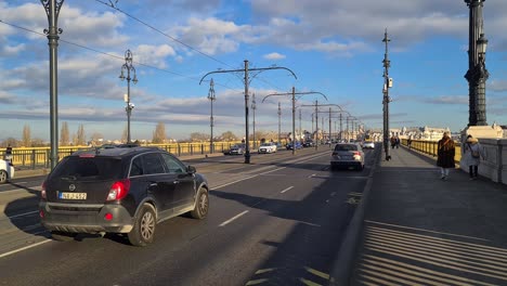 Morning-Traffic-on-Margit-Bridge,-Budapest-Hungary