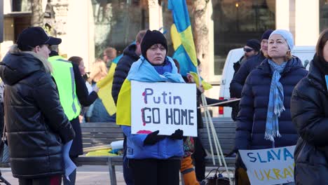 Frau-Mit-Putin-Go-Home-Schild-Protestiert-Gegen-Russischen-Krieg-In-Der-Ukraine