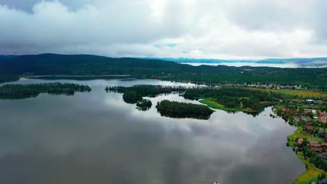 Dron-Lento-Volando-Sobre-El-Gran-Lago