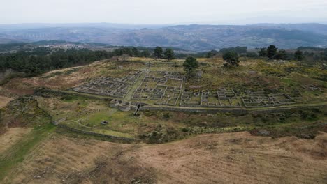 El-Dron-Se-Eleva-Lentamente-Sobre-Castro-De-San-Cibran-En-Las-Ourense,-España,-Para-Revelar-Un-Amplio-Valle.