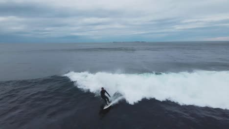 Zeitlupenaufnahme-Eines-Professionellen-Surfers-Auf-Einem-Surfbrett-Auf-Einer-Riesigen-Welle