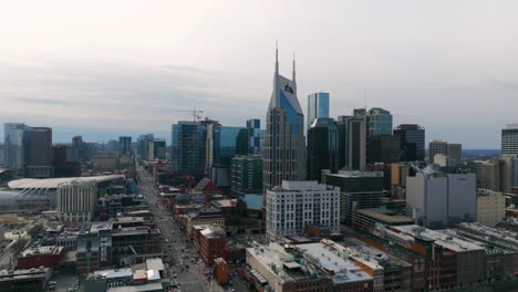 Broadway-Street-In-Downtown-Nashville-At-Sunset-In-Tennessee,-USA