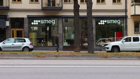 Tienda-De-Electrodomésticos-Smeg-En-Estocolmo-Con-Tráfico-En-Primer-Plano