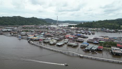 Barco-A-Motor-Por-El-Río-En-Dirección-A-Las-Aldeas-Flotantes-De-Kampong-Ayer-En-Bandar-Seri-Bagawan-En-Brunei-Darussalam