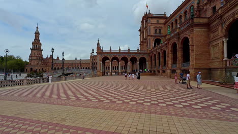 Turistas-Fuera-De-La-Plaza-De-España-Admirando-La-Hermosa-Arquitectura-Con-Una-Toma-Panorámica-A-Través-De-Los-Mosaicos