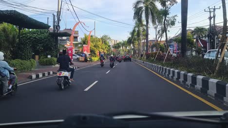 Tráfico-En-La-Carretera-De-Circunvalación-En-Denpasar,-Bali,-Indonesia.-Punto-De-Vista-Del-Asiento-Delantero-De-Motocicletas-Y-Automóviles-En-La-Carretera.