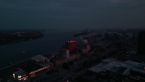 Toma-Aérea-Sobre-El-Barrio-Papineau-De-Montreal-A-La-Hora-Azul-Con-Vistas-Al-Río-Saint-Laurent-Al-Fondo