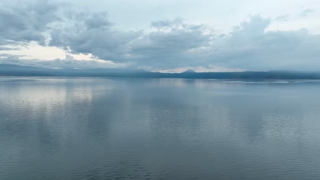 Todavía-Reflejos-Del-Horizonte-Sobre-El-Pintoresco-Lago-Toba.