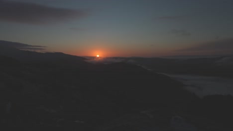 Lebendiger-Sonnenaufgang-Im-Trossach-Nationalpark-Von-Ben-A&#39;an