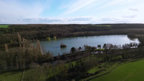 Dampierre-sur-Avre-Teich-Und-Umliegende-Landschaft,-Frankreich