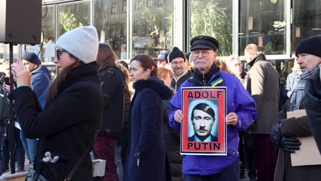 Anciano-Con-Cartel-De-Adolf-Putin-En-Manifestación-Contra-La-Guerra-Rusa-En-Ucrania