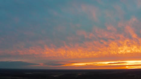 Vista-Panorámica-Aérea-Del-Colorido-Cielo-Del-Atardecer-De-La-Hora-Dorada-Con-Nubes