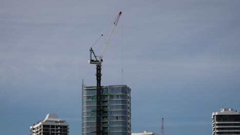 Vista-Media-De-La-Grúa-Mcnab-En-El-Sitio-De-Construcción,-Gold-Coast,-Australia