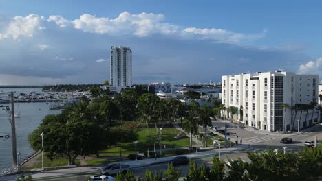 South-Beach,-Miami,-Florida,-USA,-Drohnen-Luftaufnahme-Von-Gebäuden-An-Der-Bucht,-Jachthafen-Und-Wohnviertel-An-Einem-Sonnigen-Abend