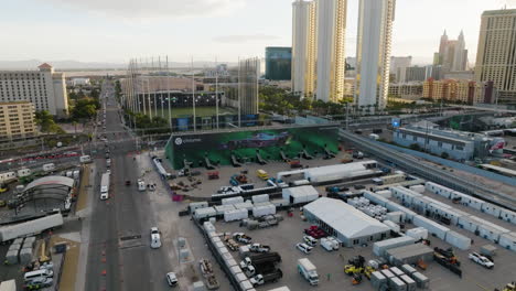 Vista-Aérea-Hacia-Atrás-Sobre-Un-Cartel-Publicitario-De-Fórmula-Uno,-Amanecer-En-Las-Vegas,-Estados-Unidos