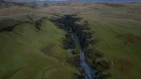 Impresionante-Cañón-Fjadrargljufur-En-El-Sur-De-Islandia-Al-Atardecer---Disparo-Aéreo-De-Drones