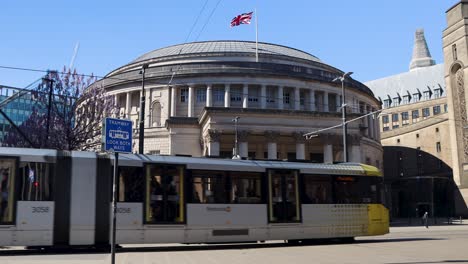 Straßenbahn,-Fahrrad-Und-Fußgänger-Von-Manchester-Central-Library-Mit-Britischer-Flagge