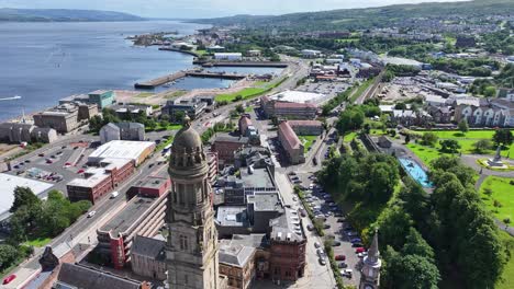 Vista-Aérea-Del-Ayuntamiento-De-Greenock,-Edificios-Municipales-Y-Frente-Al-Mar-En-Un-Día-Soleado-De-Verano,-Escocia,-Reino-Unido