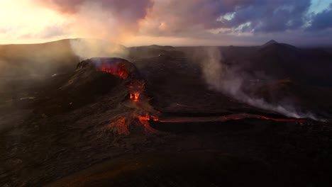 Eine-4K-Drohne,-Filmische-Luftaufnahme-Einer-Vulkanöffnung-Und-Herabfließender-Lava-Mit-Dem-Spektakulären-Bewölkten-Himmel-Im-Hintergrund