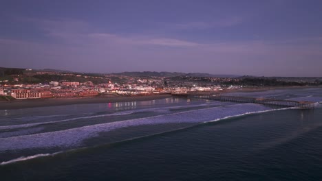 Drohnenschuss-Beim-Einfliegen-In-Richtung-Pismo-Beach-In-Der-Abenddämmerung-Mit-Farbenfrohem-Himmel-Und-Wellen