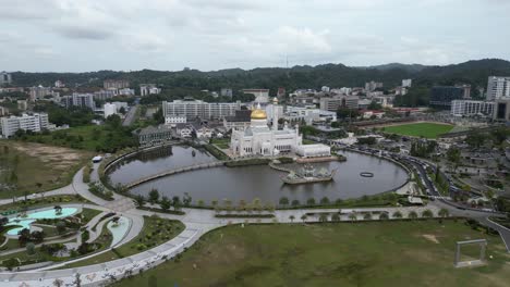 Aerial-drone-shot-of-Sultan-Omar-Ali-Saifuddien-Mosque-complex-in-Bandar-Seri-Bagawan-in-Brunei-Darussalam