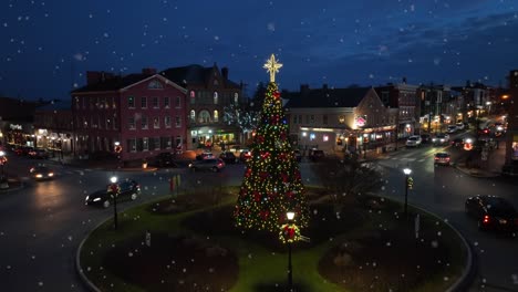 Ráfagas-De-Nieve-Sobre-El-árbol-De-Navidad-En-La-Plaza-De-La-Ciudad-De-Gettysburg-Durante-El-Anochecer