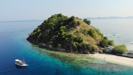 Isla-Pulau-Kelor-En-Indonesia,-Tomada-Desde-Un-Dron-Que-La-Rodea-Para-Mostrar-Su-Belleza-Desde-Todos-Los-ángulos.