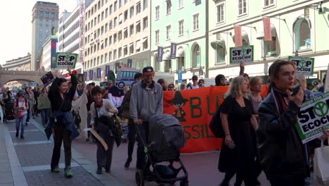 Las-Familias-Marchan-Con-Carteles-En-Una-Manifestación-De-Protesta-Por-El-Clima,-Estocolmo,-Suecia