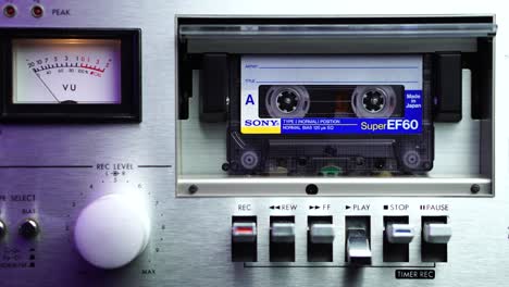 Drücken-Der-Wiedergabetaste-Und-Wiedergabe-Einer-Sony-Audiokassette,-Alter-Deck-Player-Mit-VU-Meter