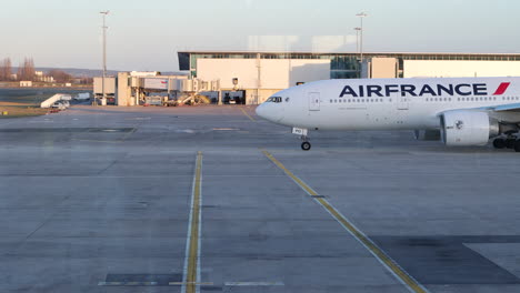 Ein-Boeing-747-Von-Air-France-Fliegt-über-Das-Flugfeld-Des-Flughafens-Paris-CDG-In-Frankreich