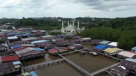 Eine-Drohne-Schoss-über-Die-Schwimmenden-Dörfer-Von-Kampong-Ayer-In-Bandar-Seri-Bagawan-In-Brunei-Darussalam-Auf-Eine-Hoch-Aufragende-Moschee-Zu