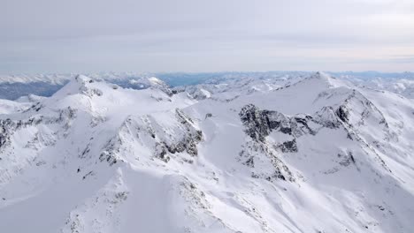 Schneebedeckte-Winterberglandschaft,-Luftaufnahme-Vom-Flugzeug
