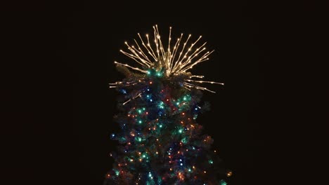 Abstrakte-Sternenlichter-Auf-Dem-Weihnachtsbaum-Vor-Schwarzem-Hintergrund
