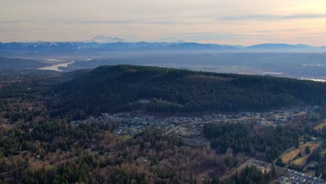 Paisaje-De-Columbia-Británica-Con-El-Monte-Baker-En-El-Horizonte-Aéreo