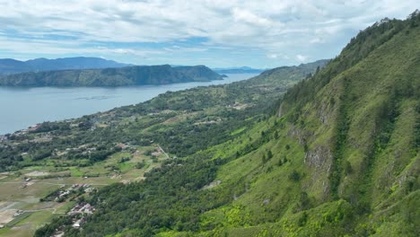 Terreno-Montañoso-Adornado-Con-Densos-Bosques-Repletos-De-Fauna-Diversa