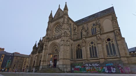 Basílica-De-Notre-Dame-De-Bonne-Nouvelle,-En-La-Plaza-Place-Sainte-Anne,-Centro-De-La-Ciudad-De-Rennes,-Bretaña-En-Francia