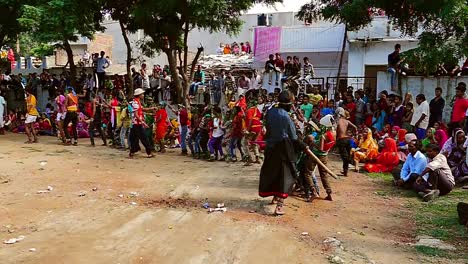 Einzigartige-Indische-Feste---Tanz-Mit-Schwertern-In-Der-Nähe-Von-Udaipur,-Indien